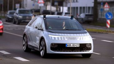 Βγήκε στους δρόμους το πρώτο μοντέλο της VW που δεν έχει τιμόνι και πεντάλ