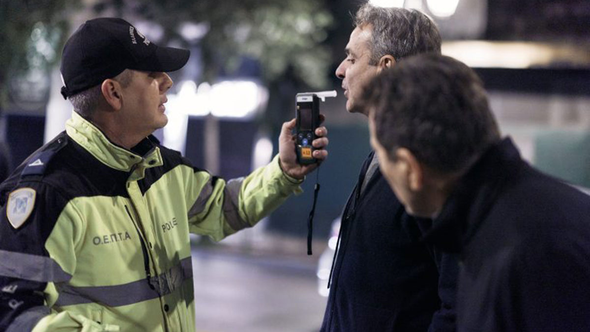 Σε μπλόκο της Τροχαίας στη Σταδίου ο Κυρ. Μητσοτάκης: Υποβλήθηκε και σε αλκοτέστ