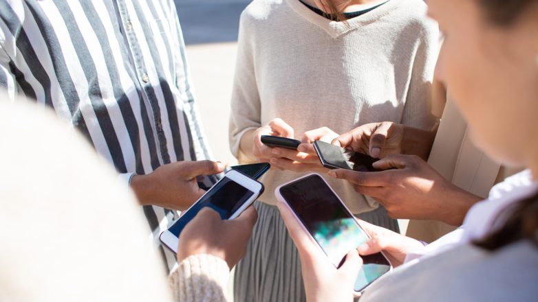 Μέσα στην καταιγίδα της ψηφιακής παραπληροφόρησης Μέσα στην καταιγίδα της ψηφιακής παραπληροφόρησης