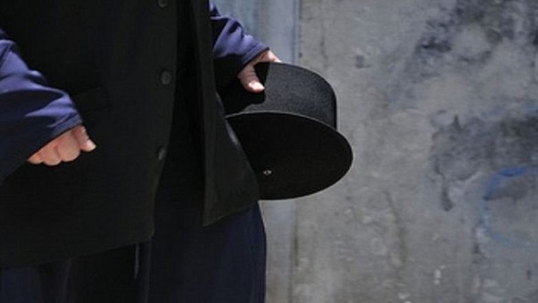 Ρασοφόρος έκαιγε γυναικεία καλλυντικά μέσα σε χριστουγεννιάτικο πάρκο Ρασοφόρος έκαιγε γυναικεία καλλυντικά μέσα σε χριστουγεννιάτικο πάρκο