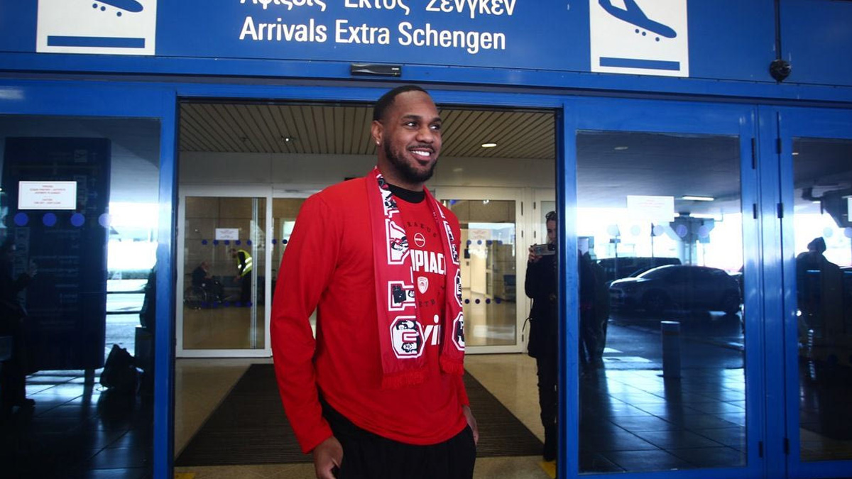 Στην Αθήνα για τον Ολυμπιακό ο Μόντε Μόρις: «Θα δώσω ό,τι έχω»