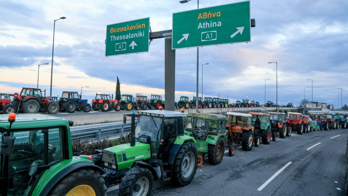 Σκληραίνουν τη στάση τους οι αγρότες