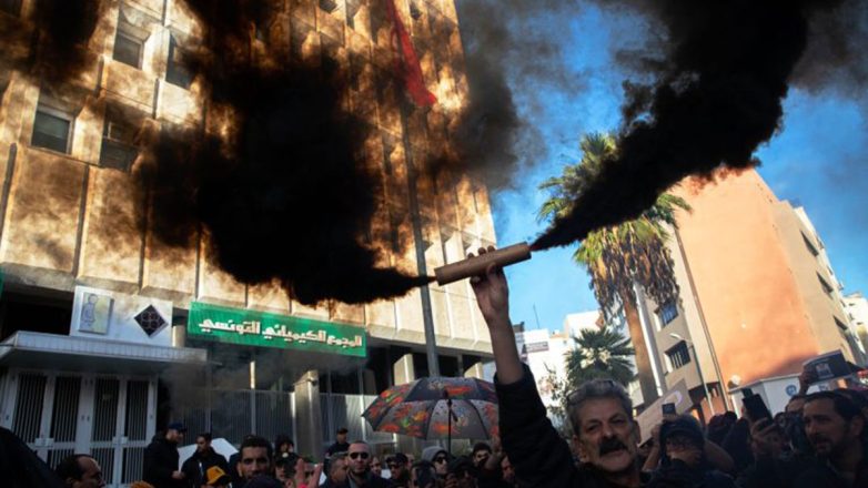 Τυνησία: Συγκρούσεις αστυνομικών με διαδηλωτές στην Καϊρουάν Τυνησία: Συγκρούσεις αστυνομικών με διαδηλωτές στην Καϊρουάν