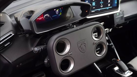 Ετοιμάζεται να βάλει στην παραγωγή το τετράγωνο τιμόνι η Peugeot – Δείτε το εντυπωσιακό Hypersquare