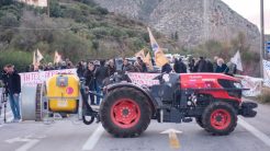 Συλλαλητήριο στο Δικαστικό Μέγαρο Λάρισας από τους αγρότες