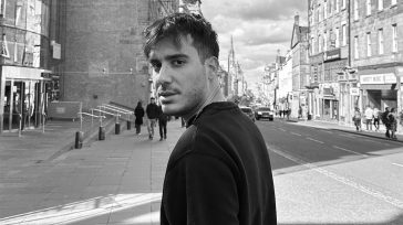 O Δημήτρης Κόψης live στη σκηνή του ΕΞΑ