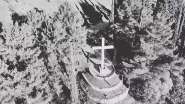 Ο λευκός σταυρός και ο τόπος της εκτέλεσης στα Καλάβρυτα την 13η Δεκεμβρίου 1943