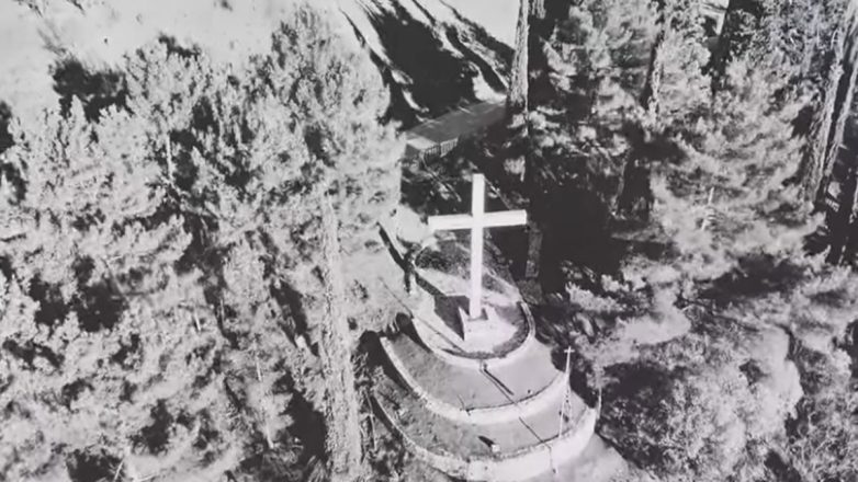 Ο λευκός σταυρός και ο τόπος της εκτέλεσης στα Καλάβρυτα την 13η Δεκεμβρίου 1943 Ο λευκός σταυρός και ο τόπος της εκτέλεσης στα Καλάβρυτα την 13η Δεκεμβρίου 1943