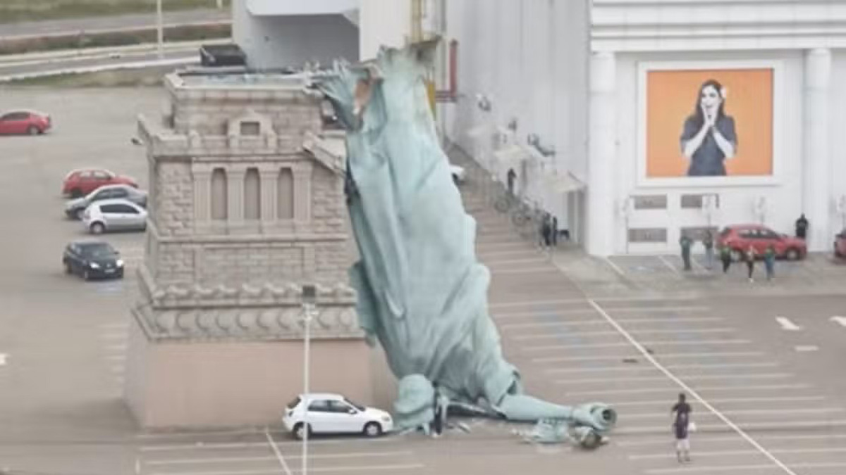 Βραζιλία: Καταιγίδα γκρέμισε αντίγραφο του Αγάλματος της Ελευθερίας στη Γκουαΐμπα – Βίντεο