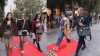 Ο Λάκης Γαβαλάς χαρίζει red carpet στιγμές στην καρδιά της Ερμού