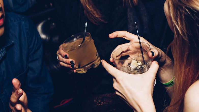 «Ντου» της ΕΛ.ΑΣ. σε μπαρ του Πειραιά: Δέκα ανήλικα είχαν πιει αλκοόλ – Συνελήφθη ο υπεύθυνος