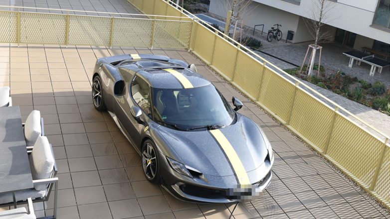 Δεν έβρισκε πάρκινγκ και ανέβασε τη Ferrari του στο μπαλκόνι (Βίντεο) 