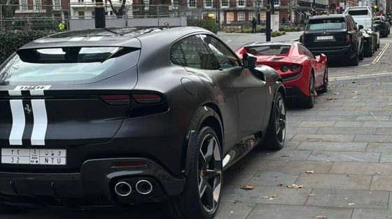 Αφού τα πρόστιμα δεν αγγίζουν τους πλούσιους, η αστυνομία άρχισε να σηκώνει με γερανό τα παράνομα παρκαρισμένα supercars