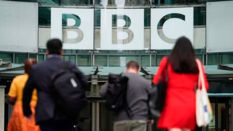 Βρετανός υπουργός καλεί το BBC να μην υποχωρήσει μπροστά στην αγωγή του Τραμπ Βρετανός υπουργός καλεί το BBC να μην υποχωρήσει μπροστά στην αγωγή του Τραμπ