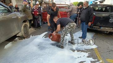 Αγρότες έριξαν γάλα έξω από τη Δ.Ο.Υ. Χανίων