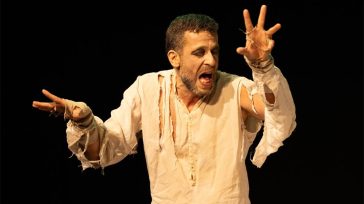 «Κοιμώμενος Χαλεπάς, ο σαλός άγιος»: Κατάμεστο στη μεταμεσονύχτια πρεμιέρα το Θέατρο Καλλιρρόης