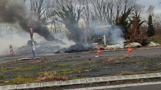 Γαλλία: Αγρότες κλείνουν δρόμους