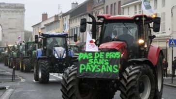 Γαλλία: Δρόμοι και σιδηροδρομικός άξονας αποκλεισμένοι από οργισμένους αγρότες