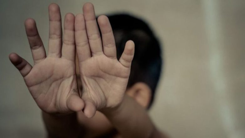 Κατηγορείται ότι κακοποιούσε το γιο της οικιακής της βοηθού από 9 ετών Κατηγορείται ότι κακοποιούσε το γιο της οικιακής της βοηθού από 9 ετών