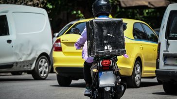 Οδηγός παρέσυρε επίτηδες ντελιβερά και του επιτέθηκε