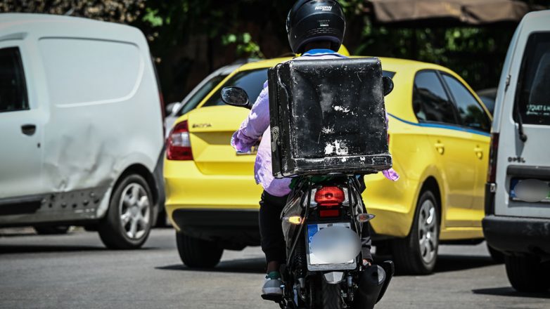 Οδηγός παρέσυρε επίτηδες ντελιβερά και του επιτέθηκε Οδηγός παρέσυρε επίτηδες ντελιβερά και του επιτέθηκε