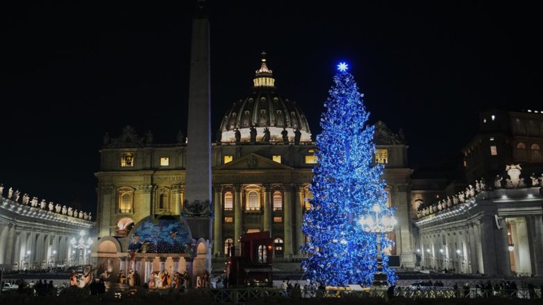 Βατικανό: Άναψε το χριστουγεννιάτικο δέντρο στην πλατεία του Αγίου Πέτρου