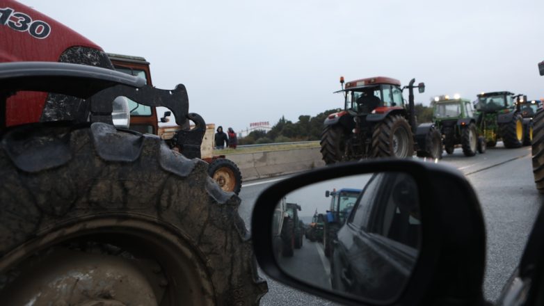 Οργή στα μπλόκα για τον ΕΛΓΑ: Έκλεισαν τον Προμαχώνα οι αγρότες