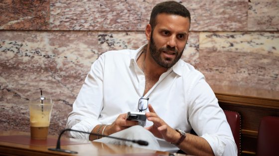 Τα κόμματα καταδικάζουν την επίθεση Παππά σε δημοσιογράφο