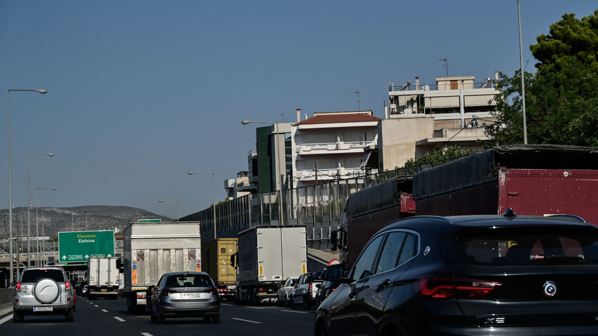 Αυτοκίνητο συγκρούστηκε με φορτηγό στην Αττική Οδό στο ύψος της Κάντζας