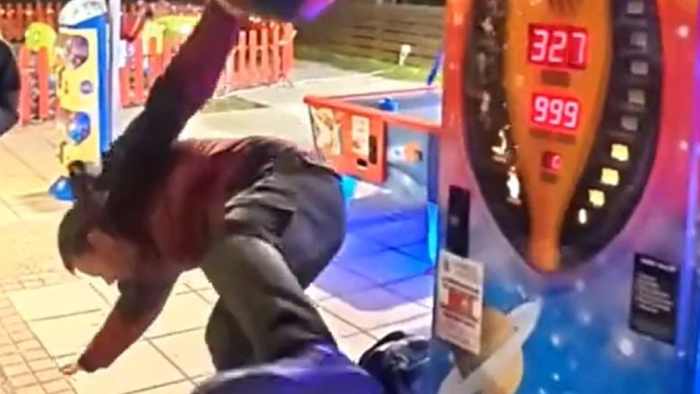 Viral η νέα επική τούμπα του Ευτύχη Μπλέτσα – Πήγε να ρίξει μπουνιά και βρέθηκε στο έδαφος