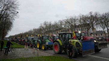 Γαλλία: Δυναμικά στα μπλόκα αγρότες και κτηνοτρόφοι