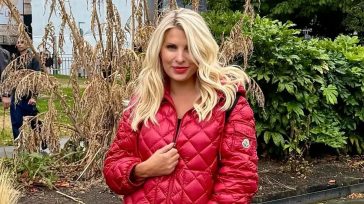 Ελένη Μενεγάκη: Οι πόζες μπροστά από το χριστουγεννιάτικο δέντρο στο σπίτι της!