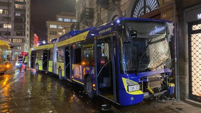 Ιταλία: Λεωφορείο έπεσε σε βιτρίνα καταστήματος – Τραυματίστηκαν 3 επιβάτες Ιταλία: Λεωφορείο έπεσε σε βιτρίνα καταστήματος – Τραυματίστηκαν 3 επιβάτες