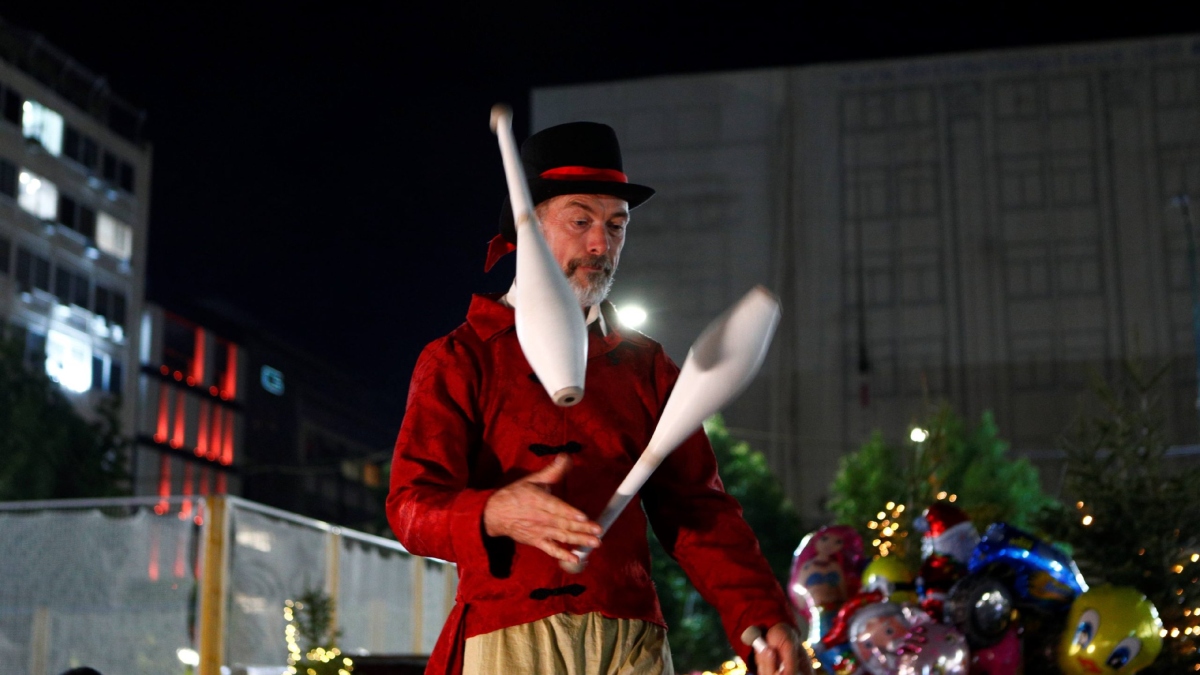 «Κόκκινη νύχτα» στην αγορά του Πειραιά