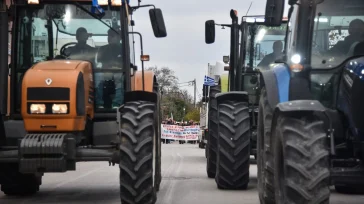Σκληραίνουν τη στάση τους οι αγρότες