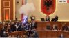 Αλβανία: Φωτοβολίδες και συγκρούσεις μέσα στο Κοινοβούλιο