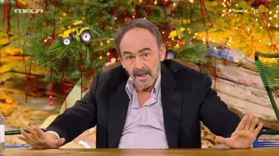 Ο Απόστολος Γκλέτσος ντυμένος ως «Φραπές» στην εξεταστική του ΟΠΕΚΕΠΕ! – Έδωσε ρεσιτάλ ερμηνείας