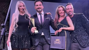 Ο Έλληνας τραγουδιστής που «σαρώνει» τα βραβεία στο εξωτερικό