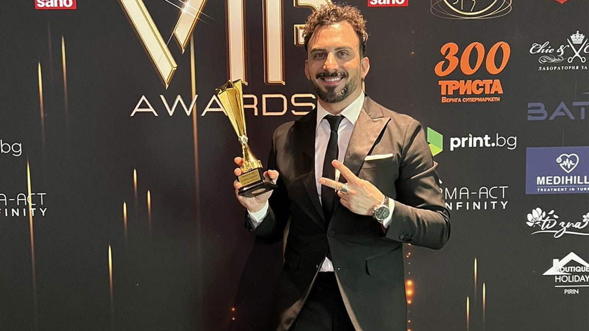 Ιορδάνης Αγαπητός: Ο Έλληνας τραγουδιστής που «σαρώνει» τα βραβεία στο εξωτερικό!