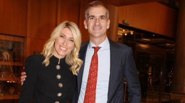 Σία Κοσιώνη – Κώστας Μπακογιάννης: Σπάνια κοσμική εμφάνιση στο χριστουγεννιάτικο δείπνο της Καλλιπάτειρας
