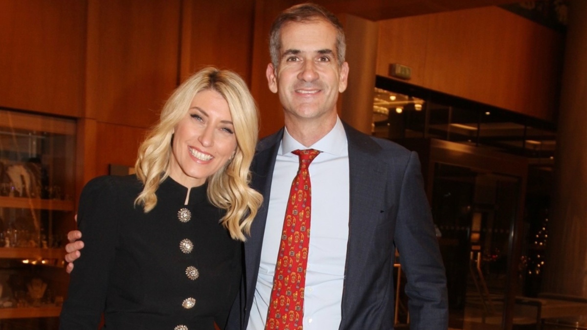 Σία Κοσιώνη – Κώστας Μπακογιάννης: Σπάνια κοσμική εμφάνιση στο χριστουγεννιάτικο δείπνο της Καλλιπάτειρας