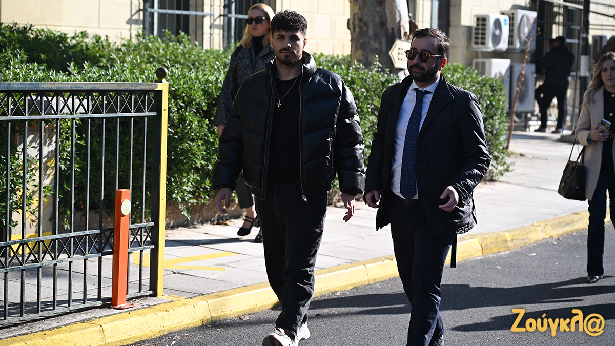 Ποιος είναι ο νεαρός που καταγγέλλει για σεξουαλική παρενόχληση τον Μαζωνάκη