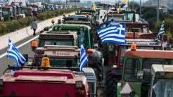 Αγρότες: Ανοίγουν διόδια και κλείνουν παρακαμπτήριες