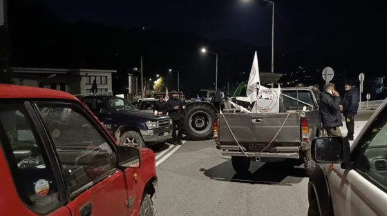 Σάμος: Άνοιξε το μπλόκο των αγροτών στον κόμβο Κοκκαρίου