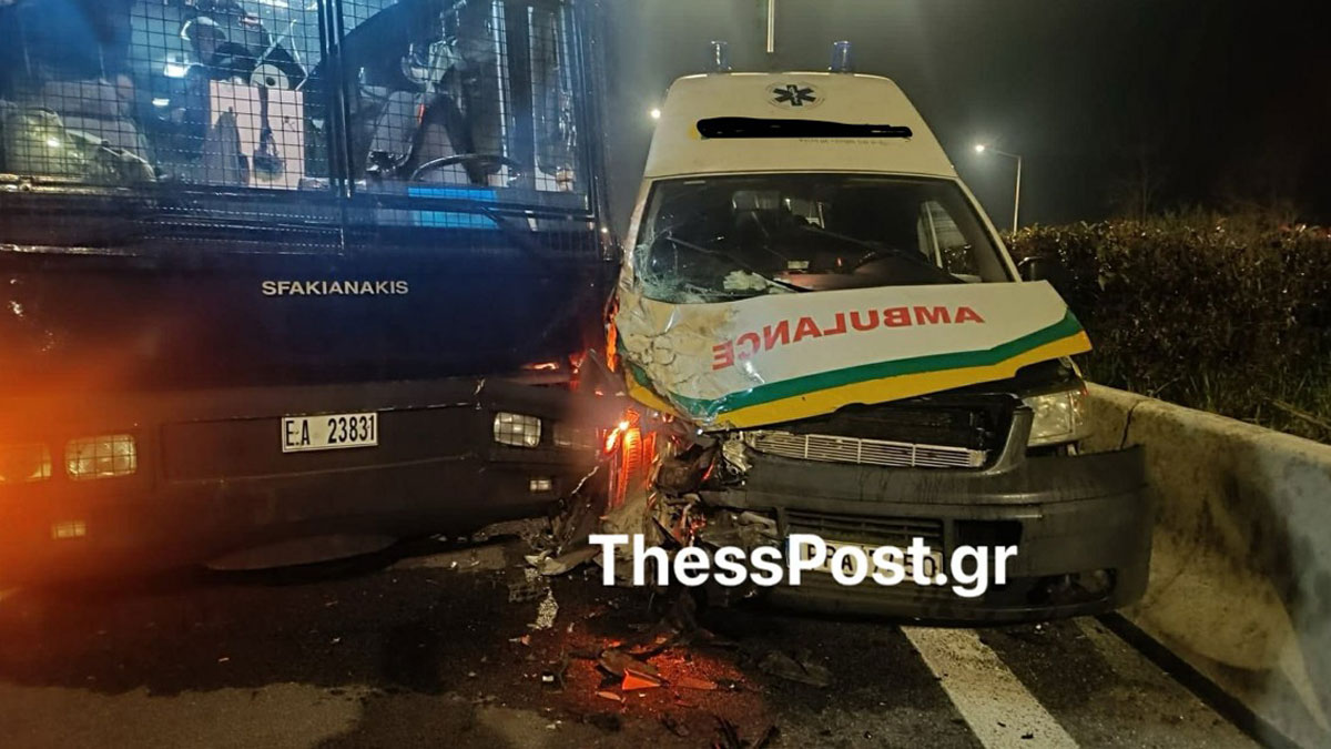 Ασθενοφόρο «καρφώθηκε» πάνω σε κλούβα της ΕΛ.ΑΣ. στον Πλατύκαμπο