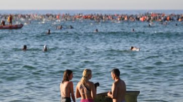 Αυστραλία: Εκατοντάδες σέρφερ στην παραλία Μπόντι απότισαν φόρο τιμής στα θύματα του μακελειού