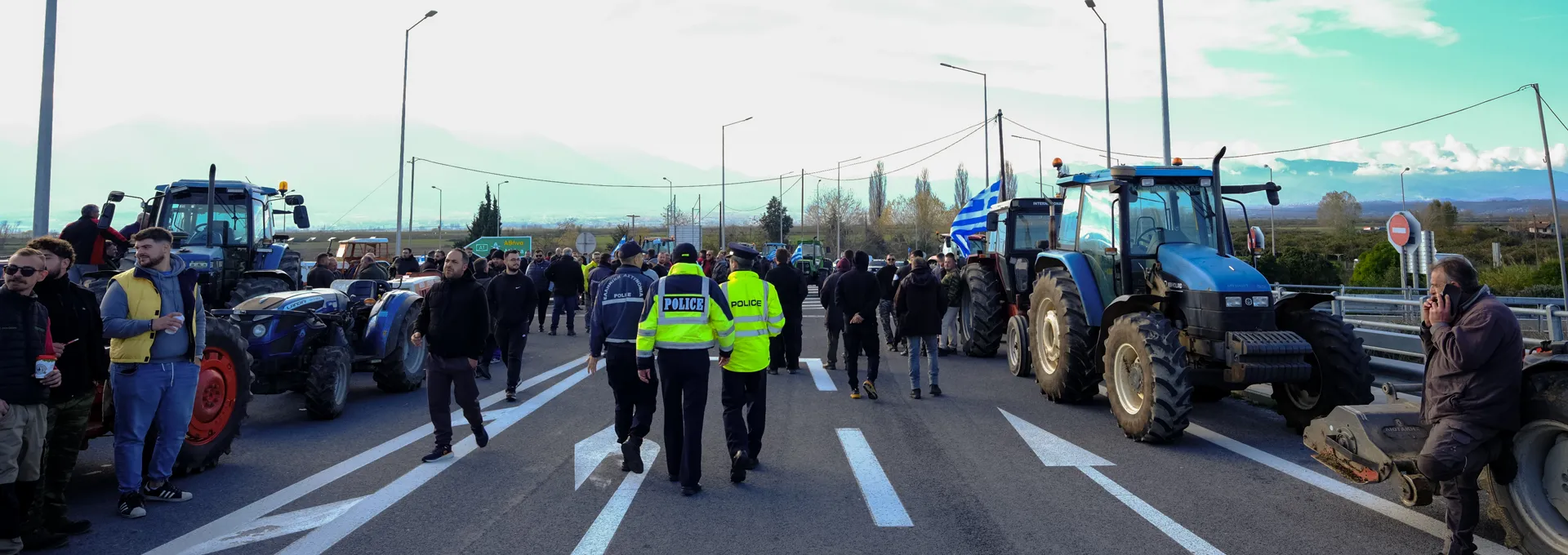 Σηκώνουν τις μπάρες των διοδίων οι αγρότες