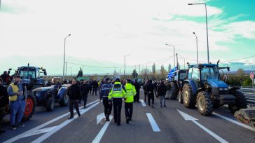 Σηκώνουν τις μπάρες των διοδίων οι αγρότες