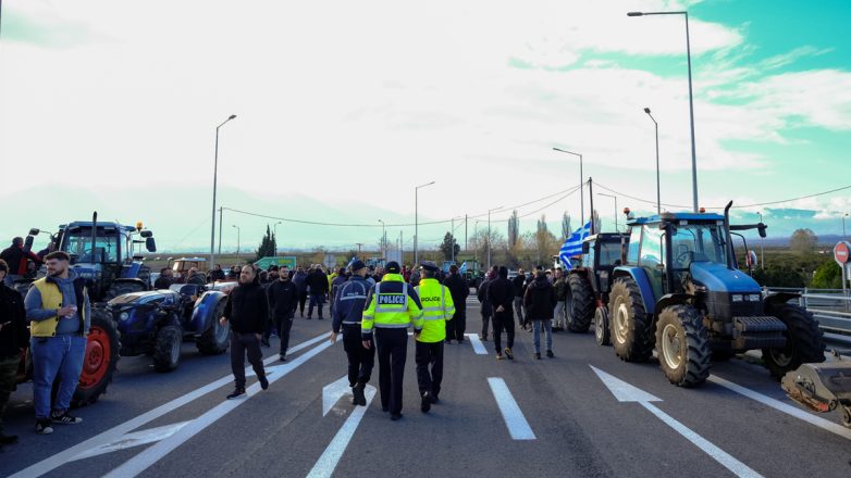 Σηκώνουν τις μπάρες των διοδίων οι αγρότες