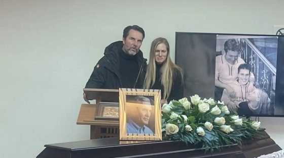 Με το τραγούδι «Του Αιγαίου τα μπλουζ» αποχαιρέτησαν τον Αλμπέρτο Εσκενάζυ συγγενείς και φίλοι